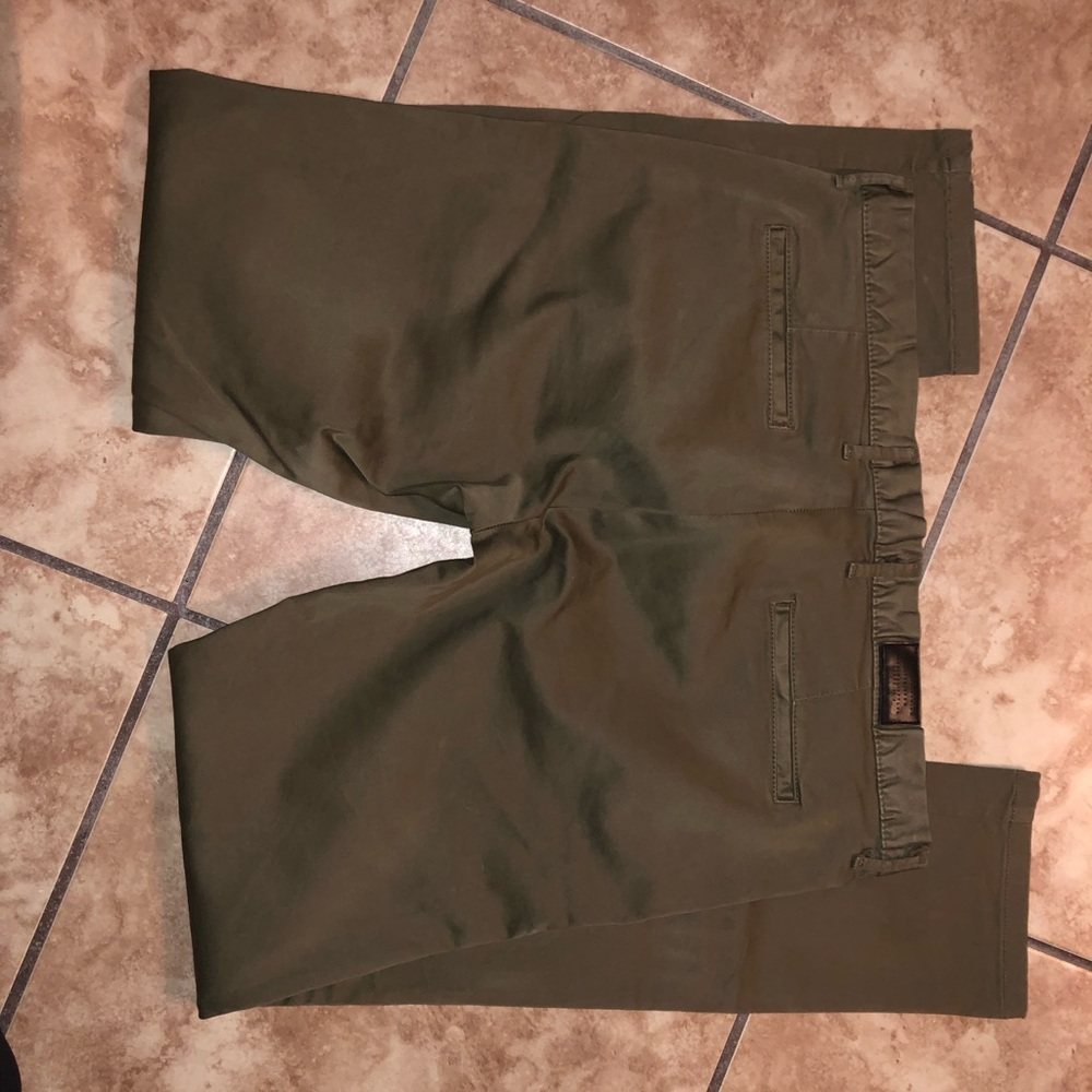 Zara men’s 32 dark green khaki skinny fit pants.